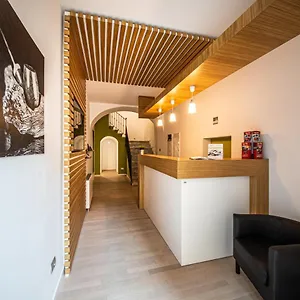 https://the-uncles-house.catania-hotels.net